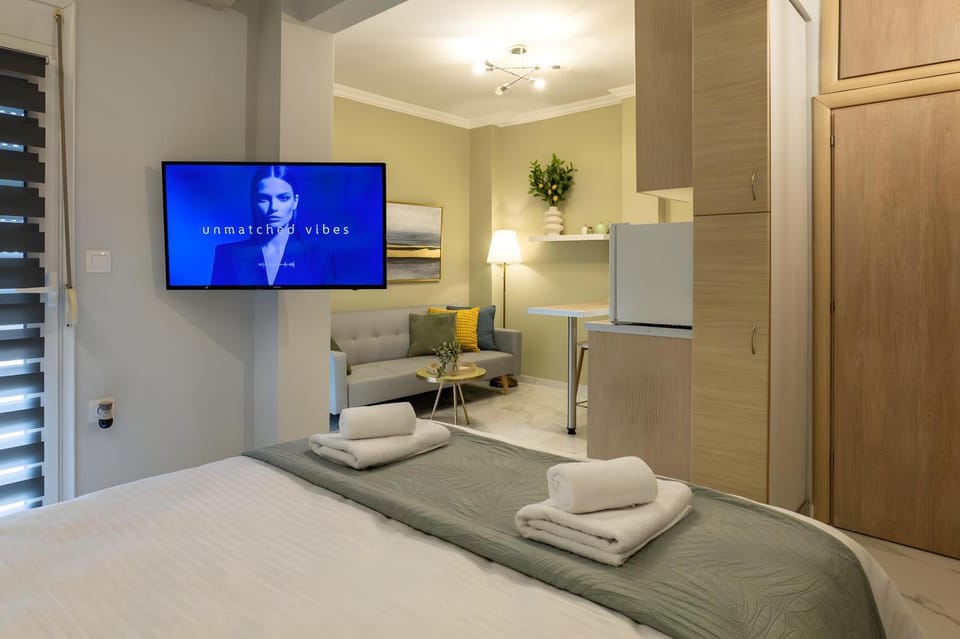 Bed, TV and multimedia, Living room, Photo of the whole room, Seating area, Bedroom, towels