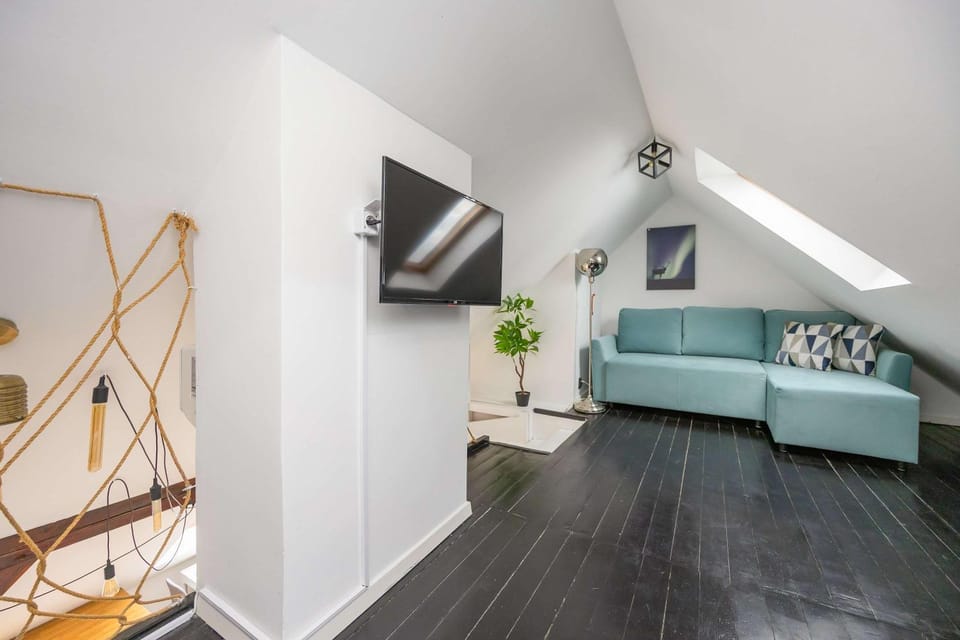 TV and multimedia, Living room, Seating area, Evening entertainment
