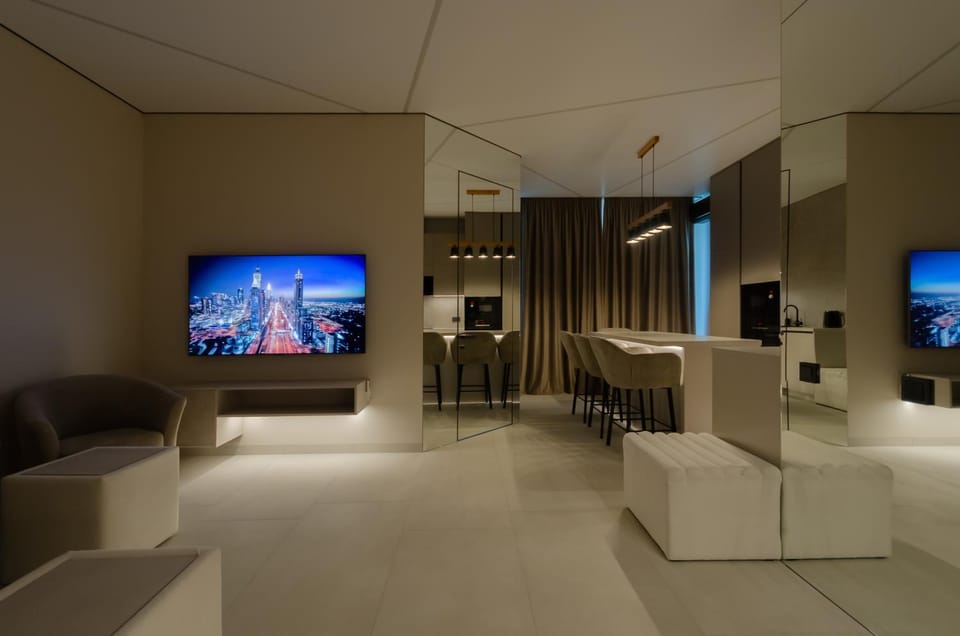 Night, TV and multimedia, Living room