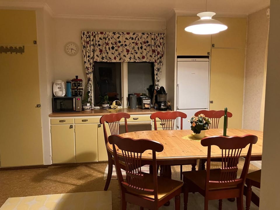 Dining area, kitchen