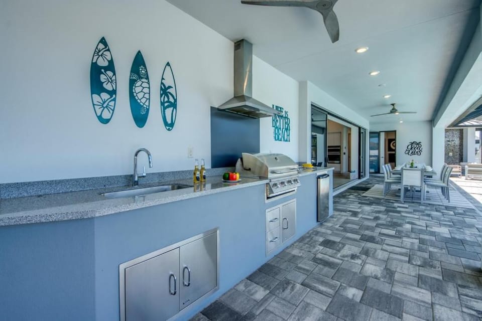 CoralVilla InStyle - pool, spa, boat access, modern, luxury House in Cape Coral