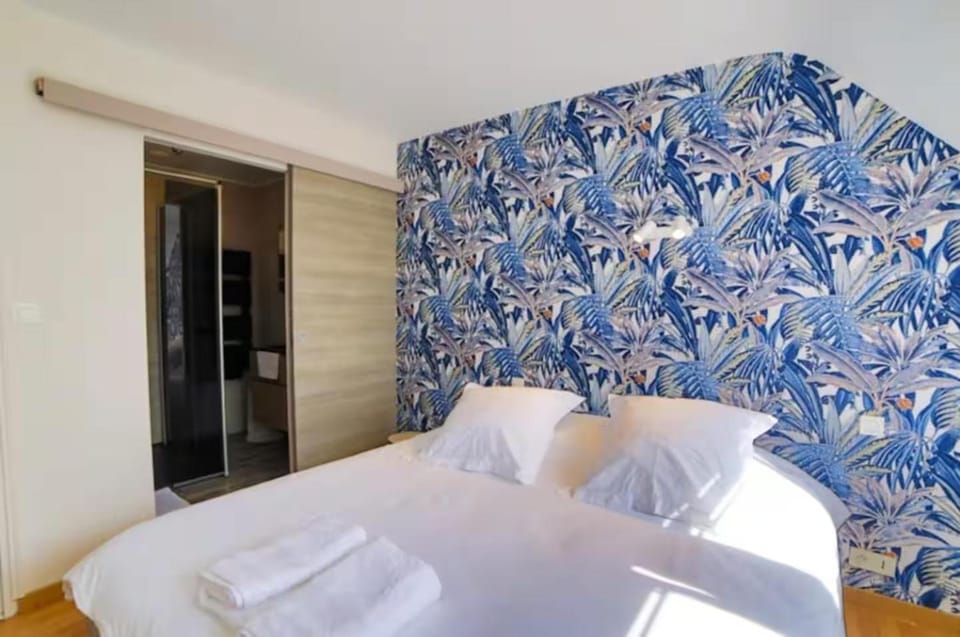 Bed, Bedroom, towels, wardrobe