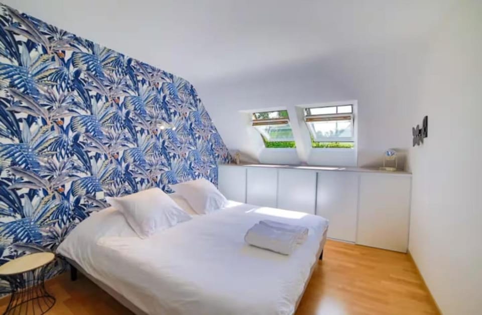 Bed, Bedroom, towels