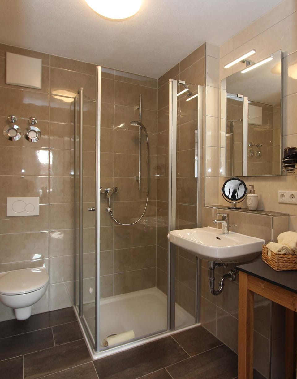 Shower, Toilet, Bathroom, towels