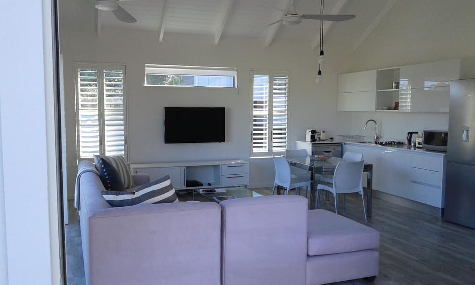 Day, Living room