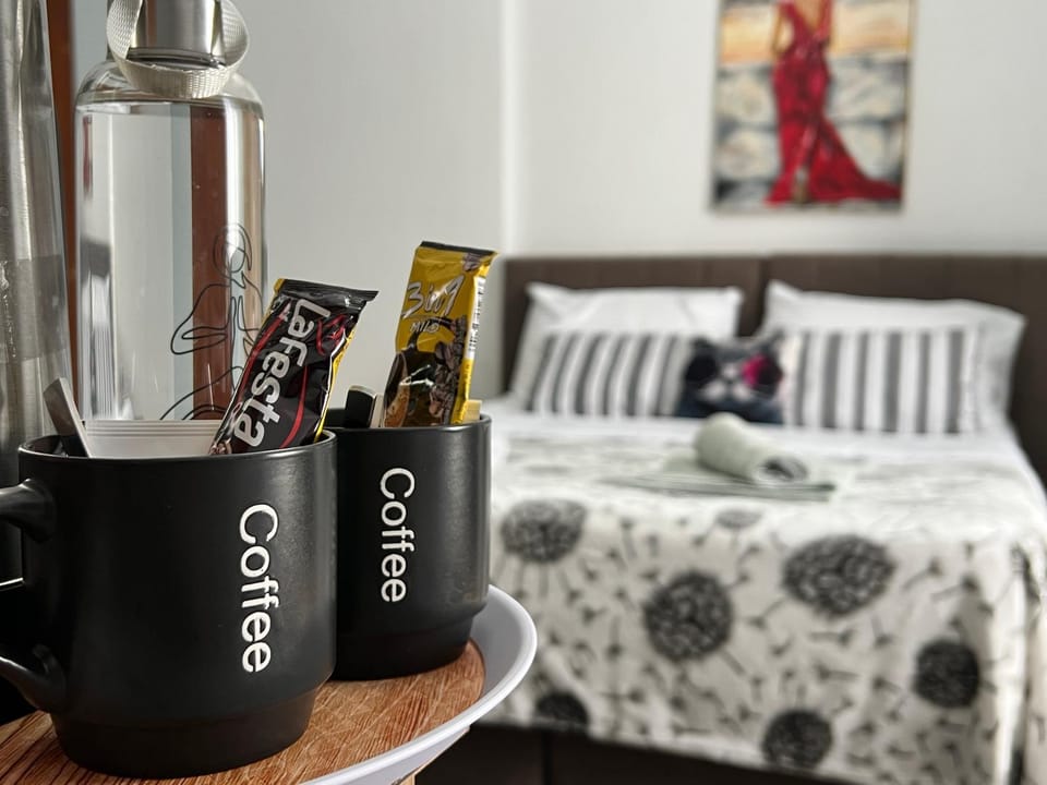 Bed, Food and drinks, Photo of the whole room, Bedroom, Drinks
