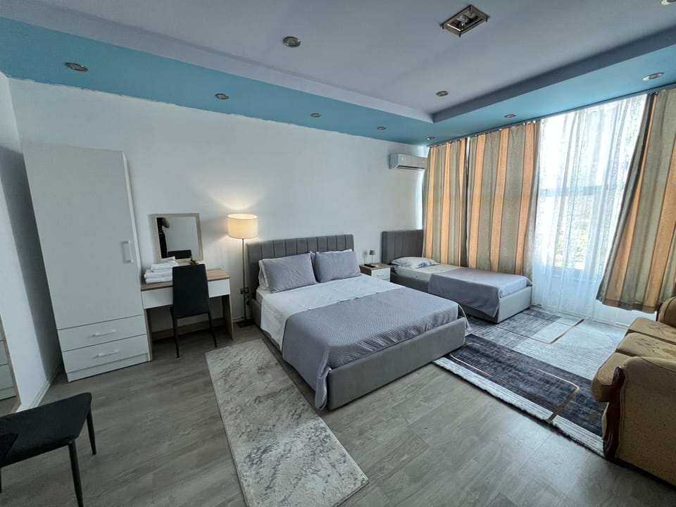 Bed, TV and multimedia, Living room, Photo of the whole room, Seating area, Bedroom