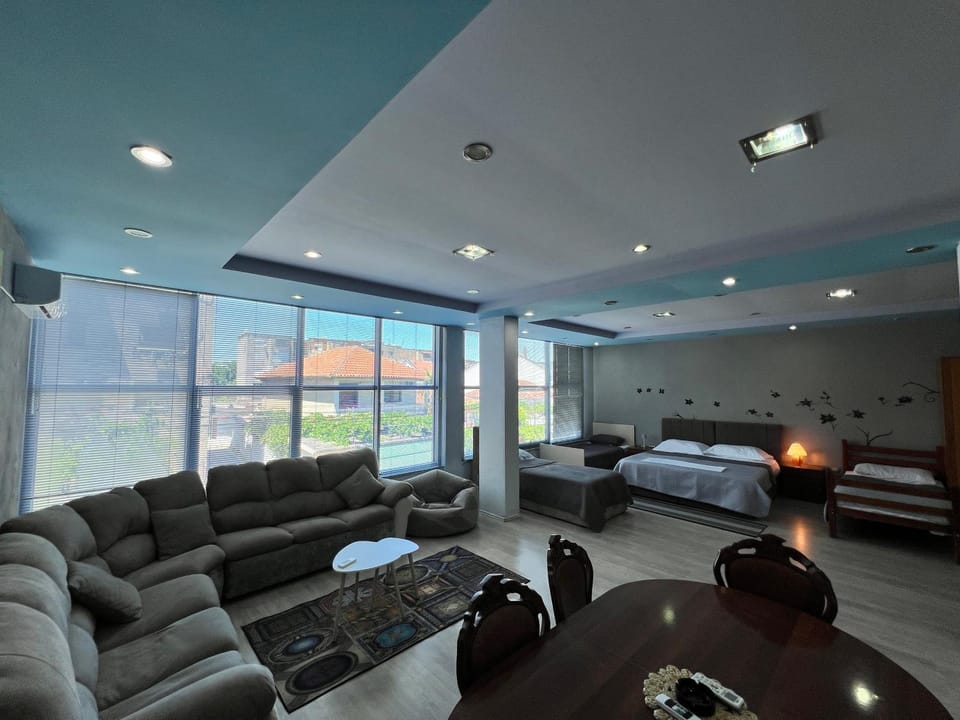 Bed, TV and multimedia, Living room, Photo of the whole room, Seating area, Bedroom