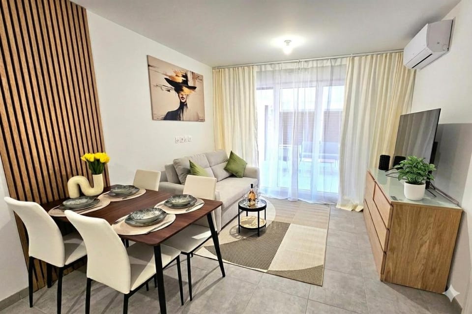 Center Nice, 10min beach, parking, terrace, direct tram Apartment in Nice