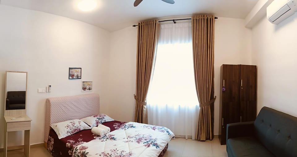 Bed, View (from property/room), Living room, Seating area, Bedroom, furniture, locker, towels, air conditioner