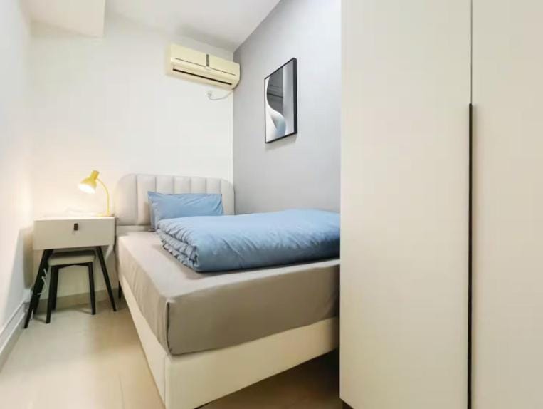 Student Accommodation - 46 Man Yuen Street Bed and Breakfast in Hong Kong