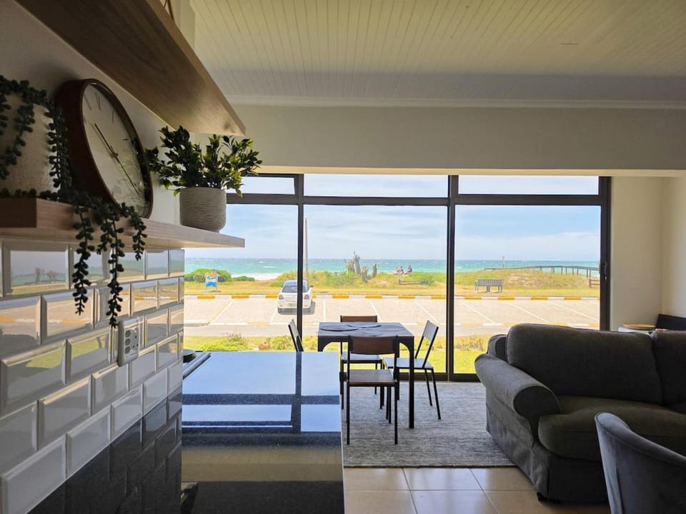 View (from property/room), Living room, Seating area, Dining area, Sea view