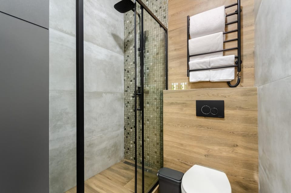 Shower, Toilet, towels