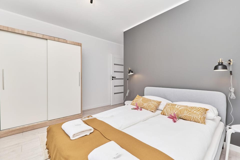 Photo of the whole room, Bedroom, towels, wardrobe