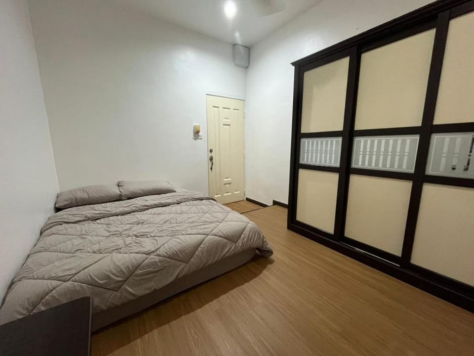 Bed, Bedroom, wardrobe, air conditioner