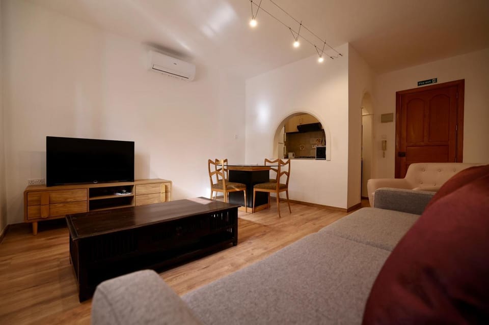 TV and multimedia, Living room, Photo of the whole room, Seating area, Evening entertainment, air conditioner