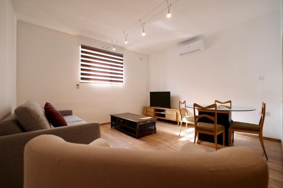 TV and multimedia, Living room, Seating area, Dining area, Evening entertainment, air conditioner
