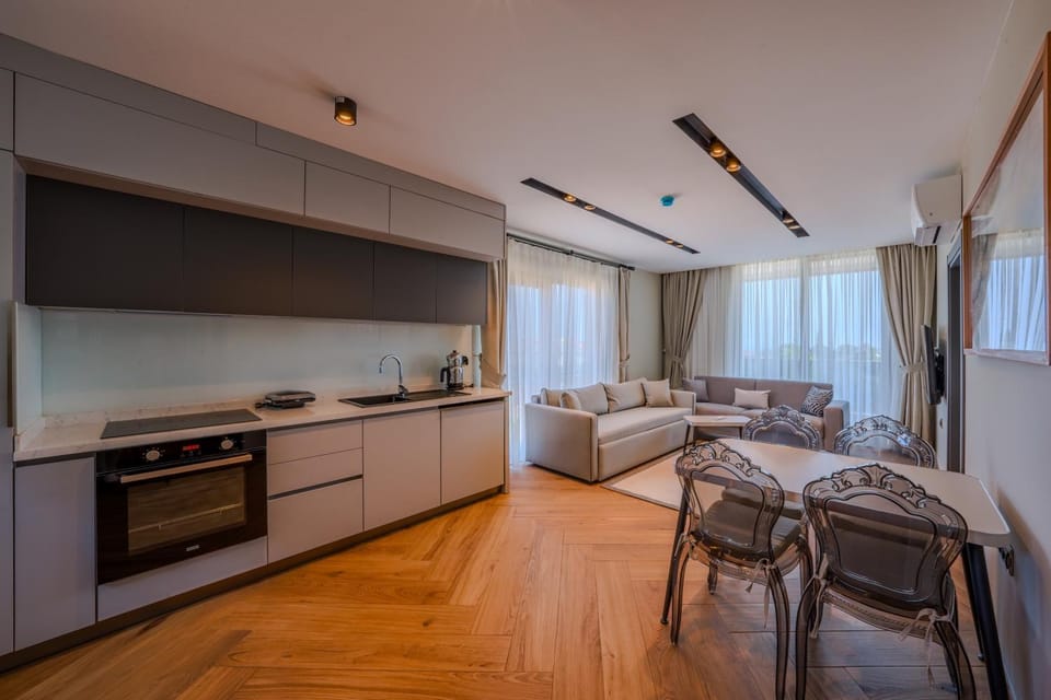 Coffee/tea facilities, Living room, Seating area, Dining area, oven, stove, kitchen, air conditioner