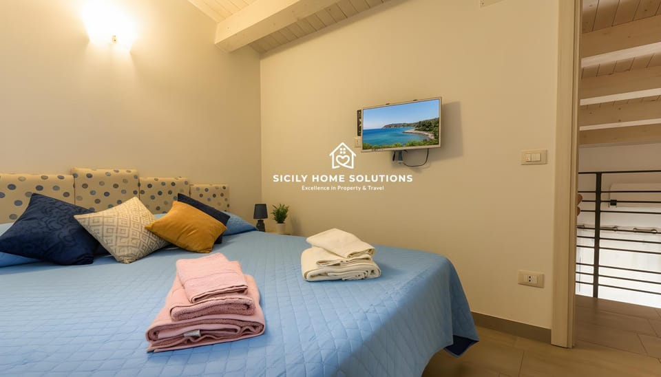 Bed, TV and multimedia, Photo of the whole room, Bedroom, towels