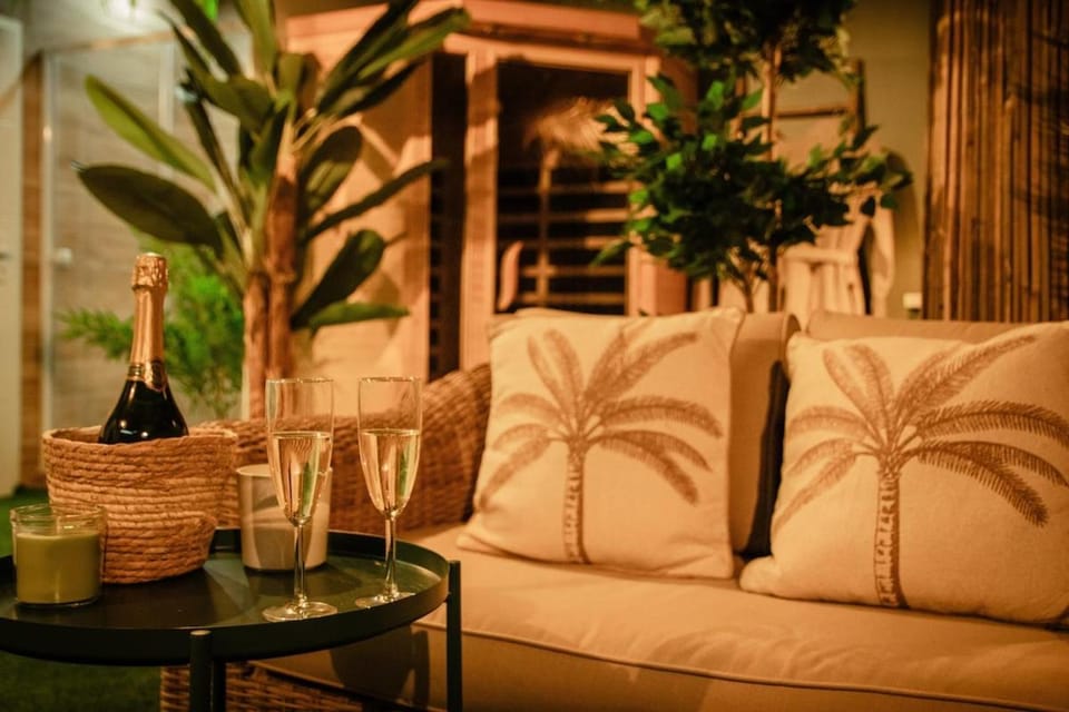 La Canopée, Jungle Room Suite de Luxe - Jacuzzi Sauna Apartment in Grand Est