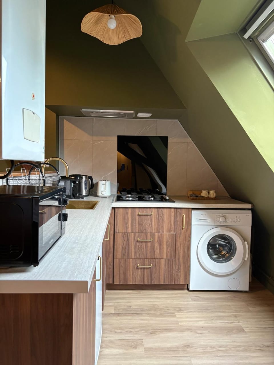 Kitchen or kitchenette, minibar, stove, toaster, washing machine