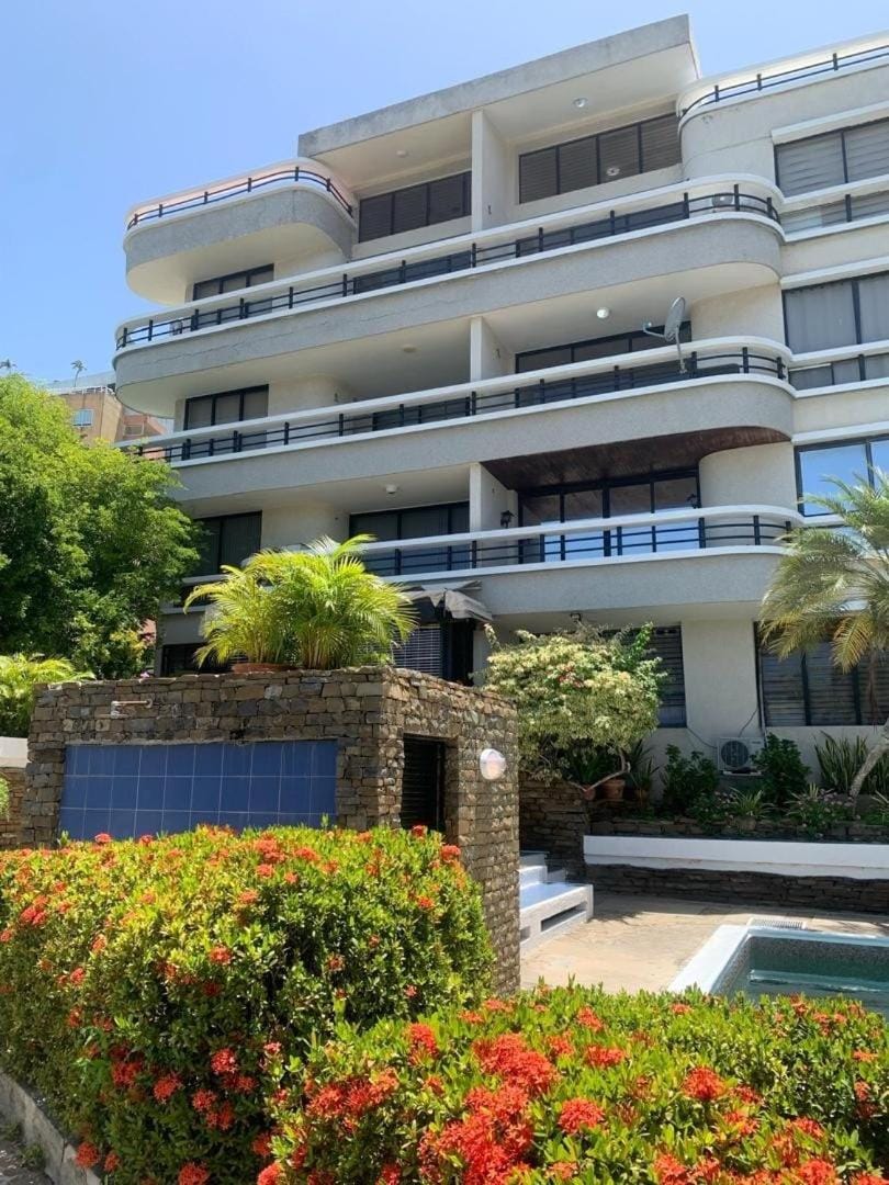 Property building, Day, Balcony/Terrace, Garden view