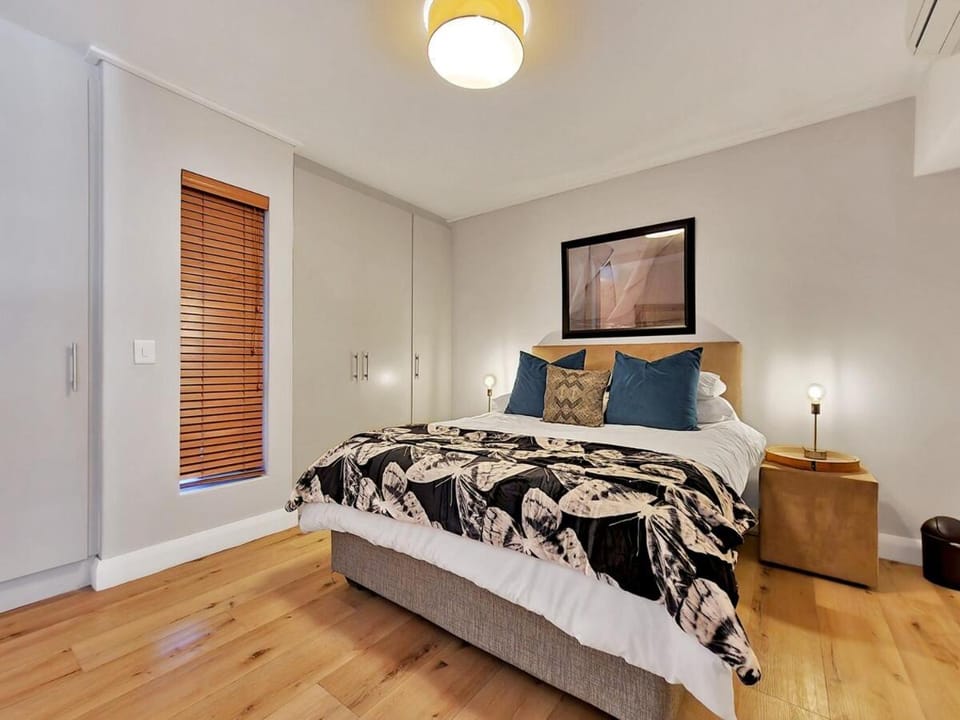 Stunning location, walk to V&A Waterfront, CTICC Apartment in Cape Town