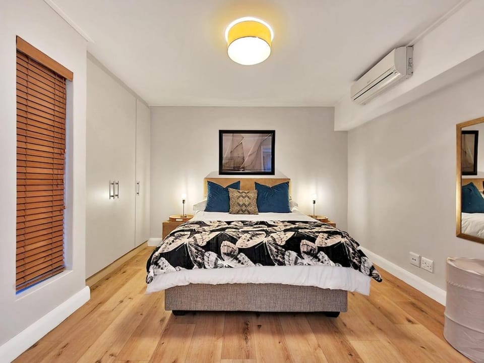 Stunning location, walk to V&A Waterfront, CTICC Apartment in Cape Town