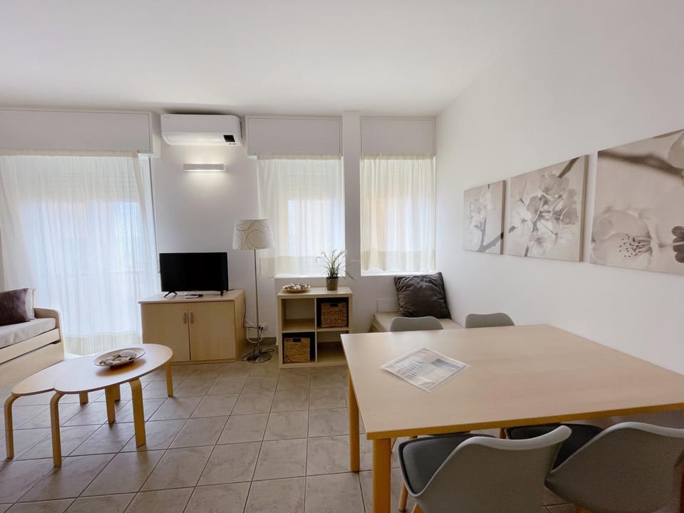 TV and multimedia, Living room, Seating area, Dining area