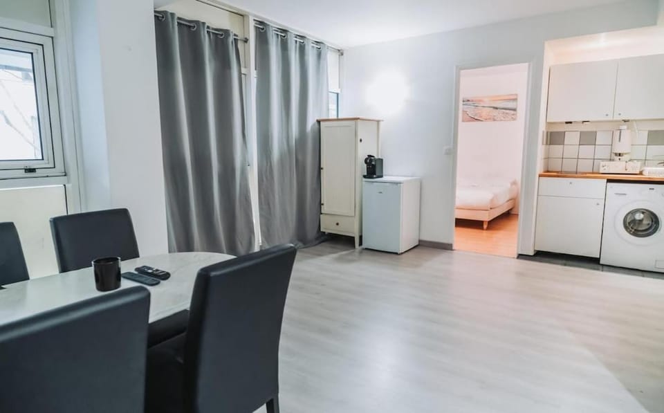 Kitchen or kitchenette, Dining area, washing machine