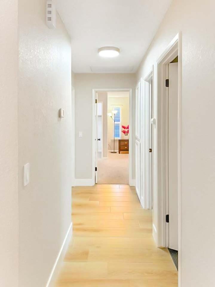 Spacious 4BR Family Home Free Parking, Fast WiFi, Near Galleria & Fountains Chalet in Roseville