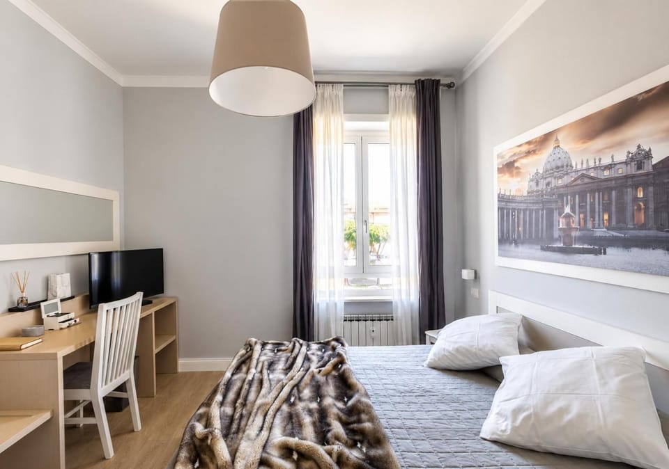 Bed, View (from property/room), Bedroom, City view, Street view, Quiet street view