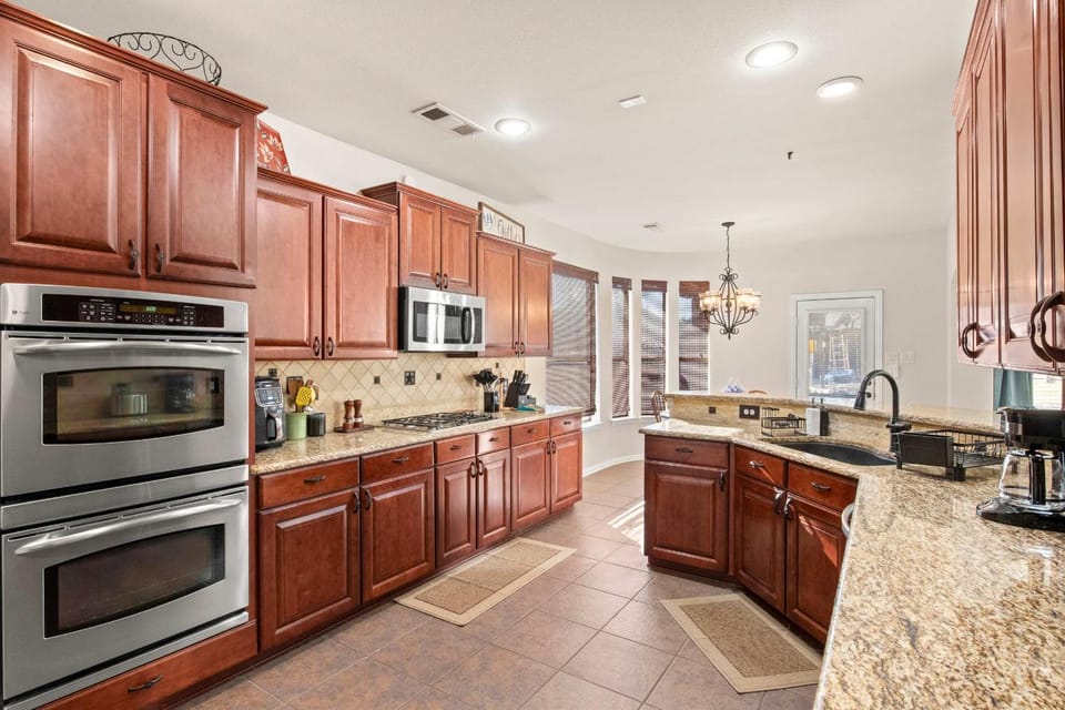 Spacious 4BR 3BA with Yard Mins to LakeLewisville House in Lake Dallas