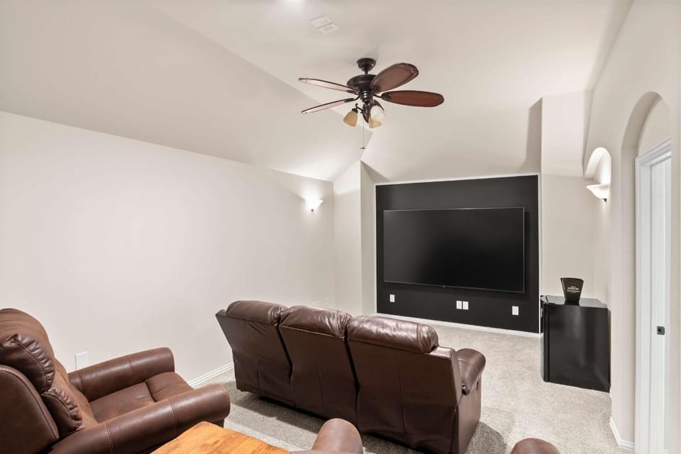 Spacious 4BR 3BA with Yard Mins to LakeLewisville House in Lake Dallas