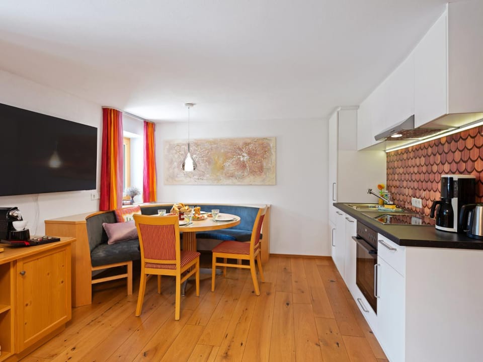 TV and multimedia, Coffee/tea facilities, Kitchen or kitchenette, Seating area, Dining area
