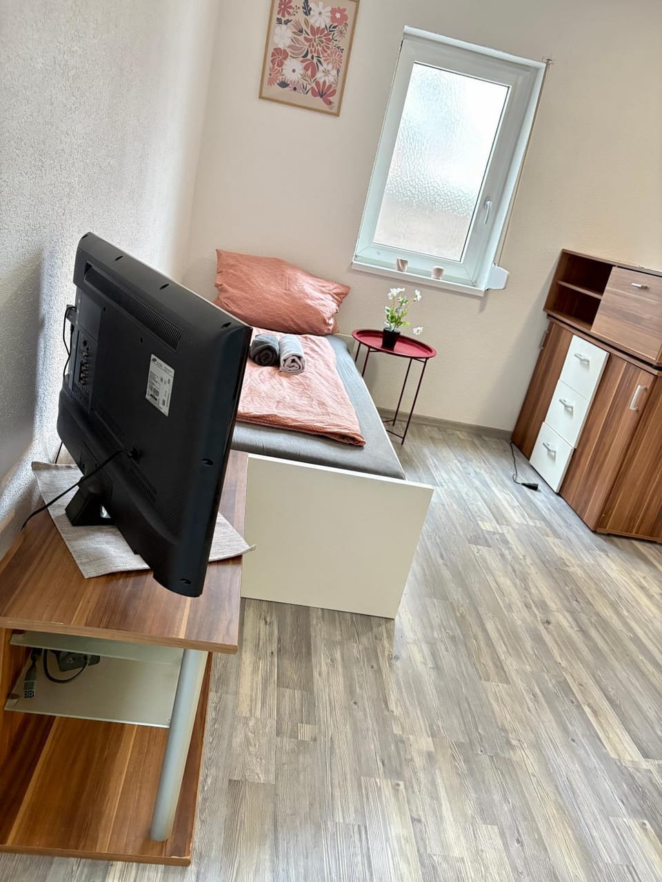 Bed, TV and multimedia, Bedroom