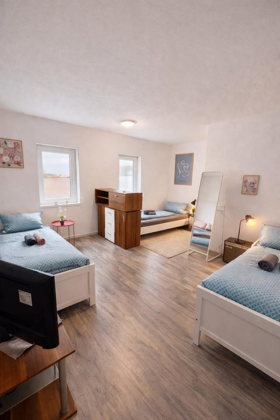 Bed, TV and multimedia, Bedroom