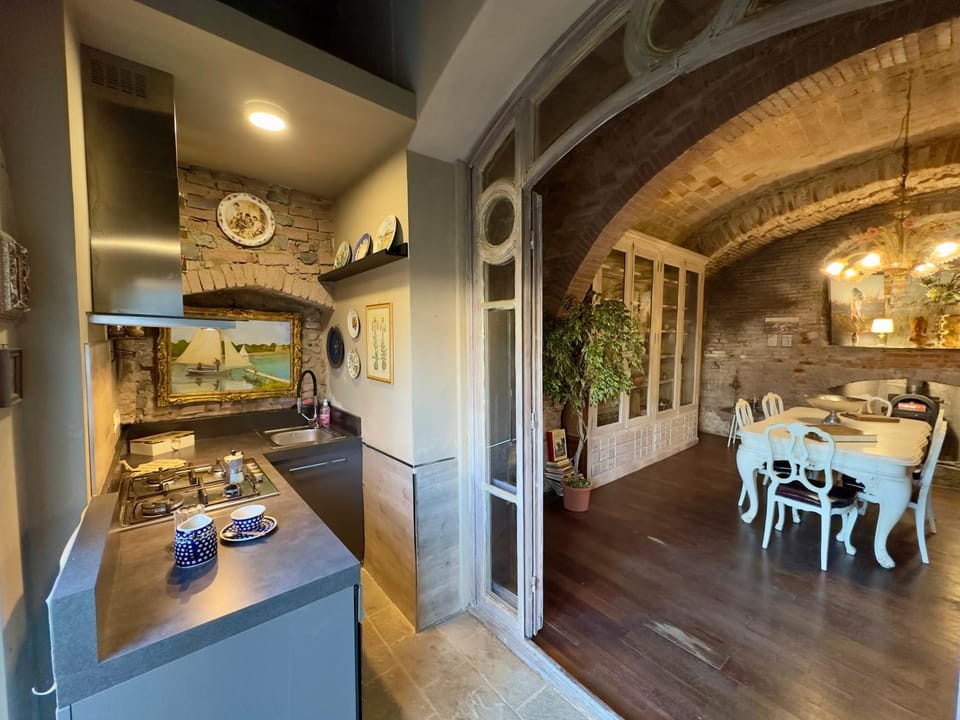 Kitchen or kitchenette, Seating area, stove