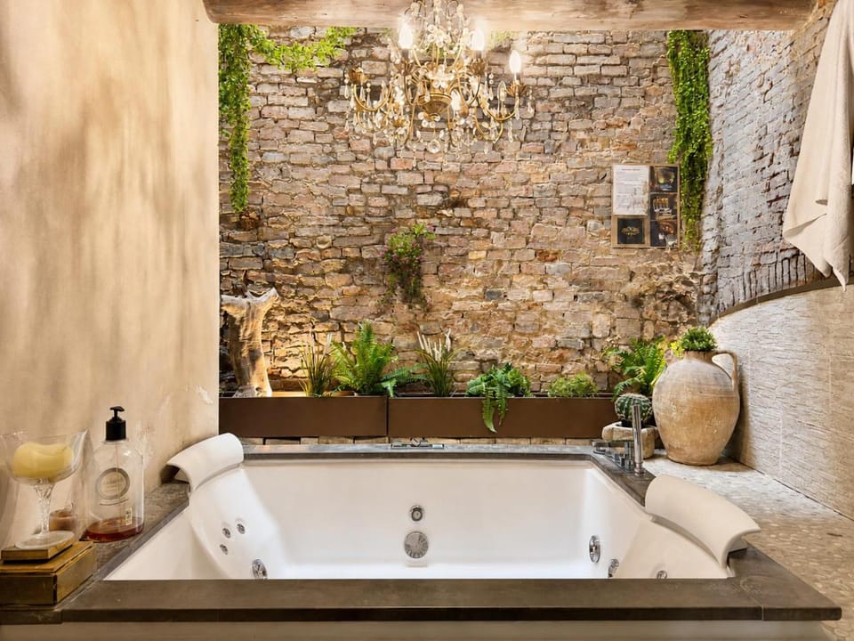 Hot Tub, Bathroom