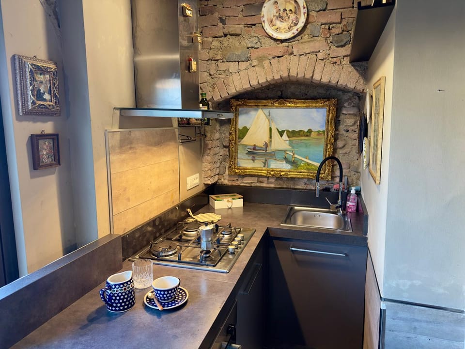 Coffee/tea facilities, Kitchen or kitchenette, stove