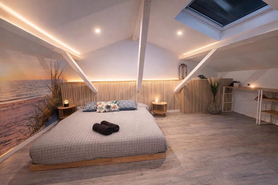 Photo of the whole room, Bedroom