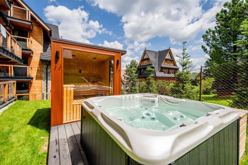 Hot Tub, Sauna
