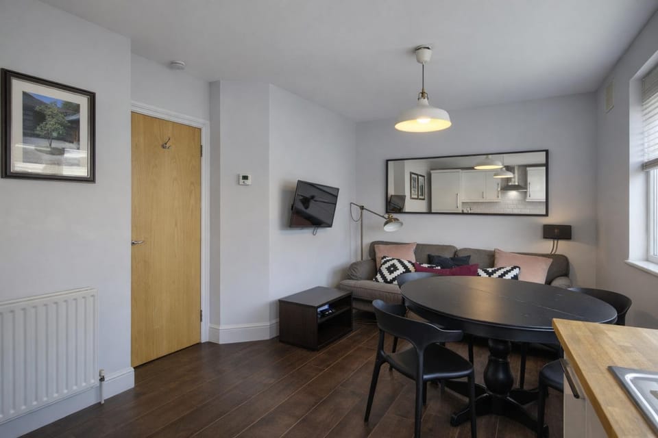 TV and multimedia, Kitchen or kitchenette, Living room, Seating area, Dining area, internet