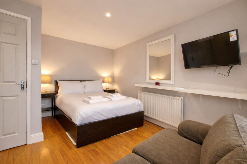 Bed, TV and multimedia, Bedroom