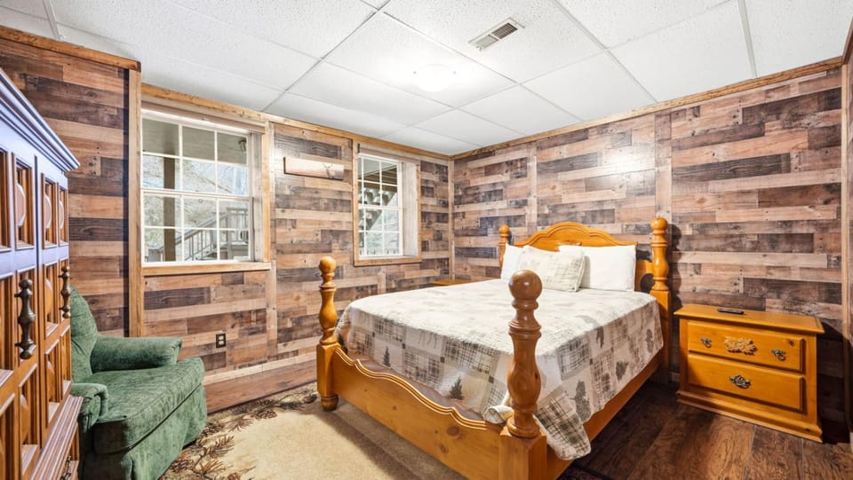 Serene Mountain Cabin Hot Tub 2Fireplace Grill Cabin in Sevier County