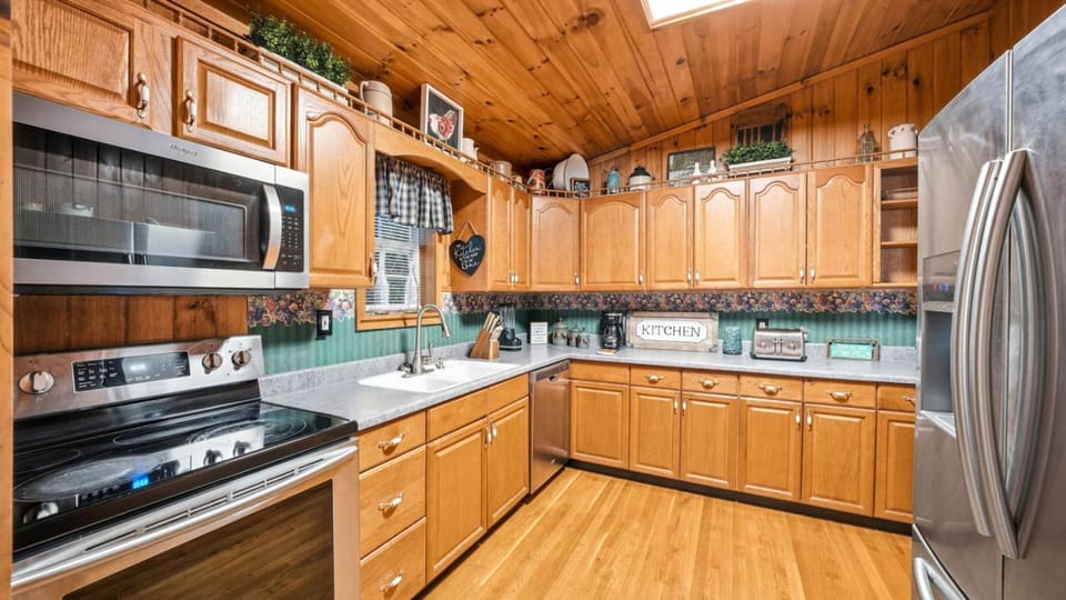 Serene Mountain Cabin Hot Tub 2Fireplace Grill Cabin in Sevier County