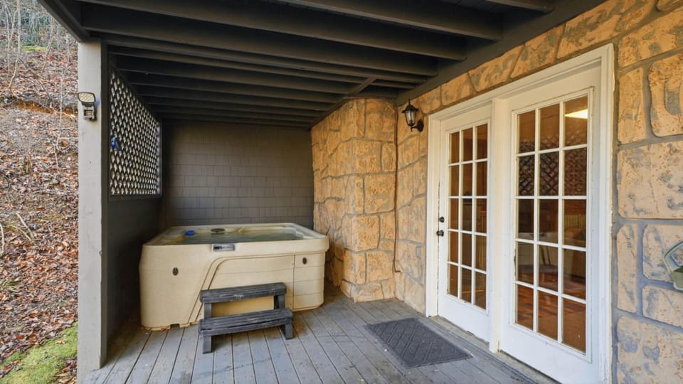 Serene Mountain Cabin Hot Tub 2Fireplace Grill Cabin in Sevier County