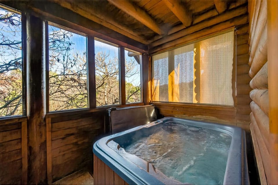 Whisperwood Lodge Hot Tub Arcade 2Fireplace House in Pigeon Forge