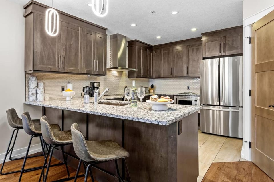 Stunning Penthouse with Mtn Views Hot Tub and Pool House in Canmore