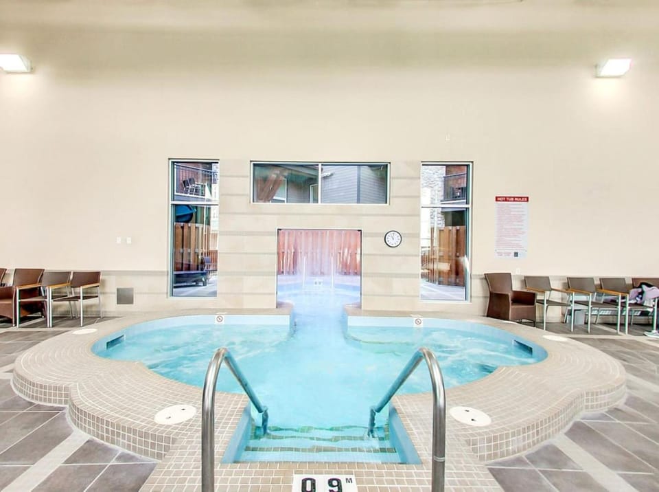 Stunning Penthouse with Mtn Views Hot Tub and Pool House in Canmore